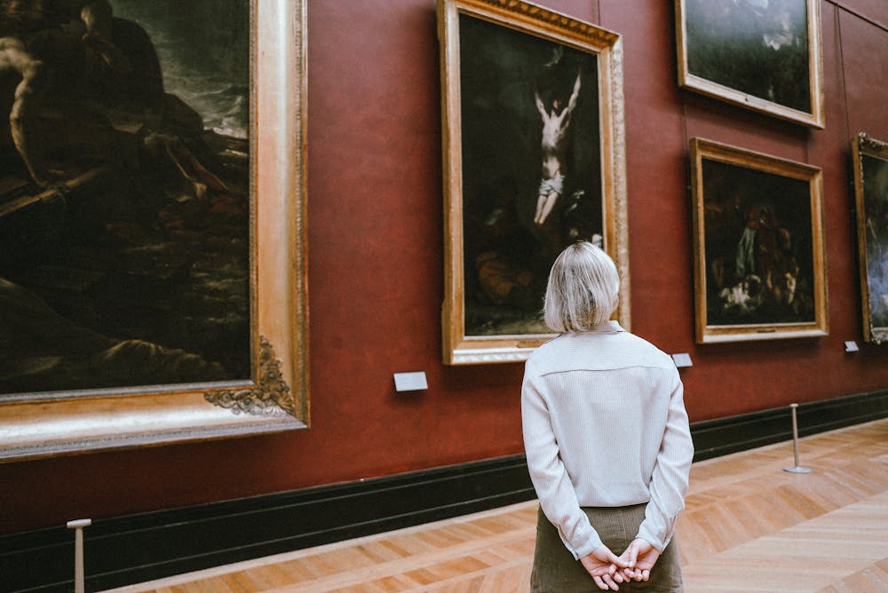 imagen de una mujer paseando en un museo