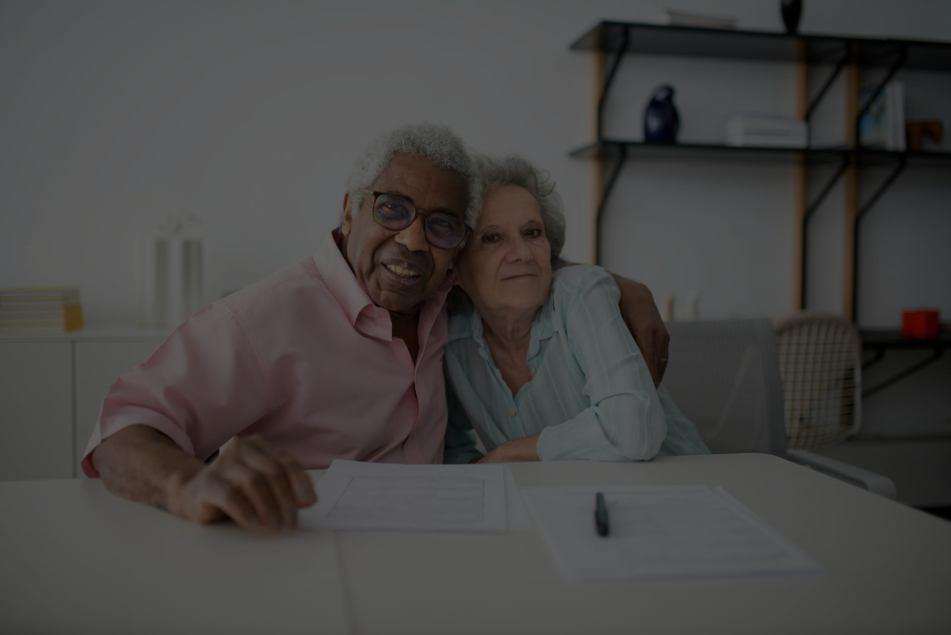 imagen de una pareja de personas mayores sonriendo a cámara