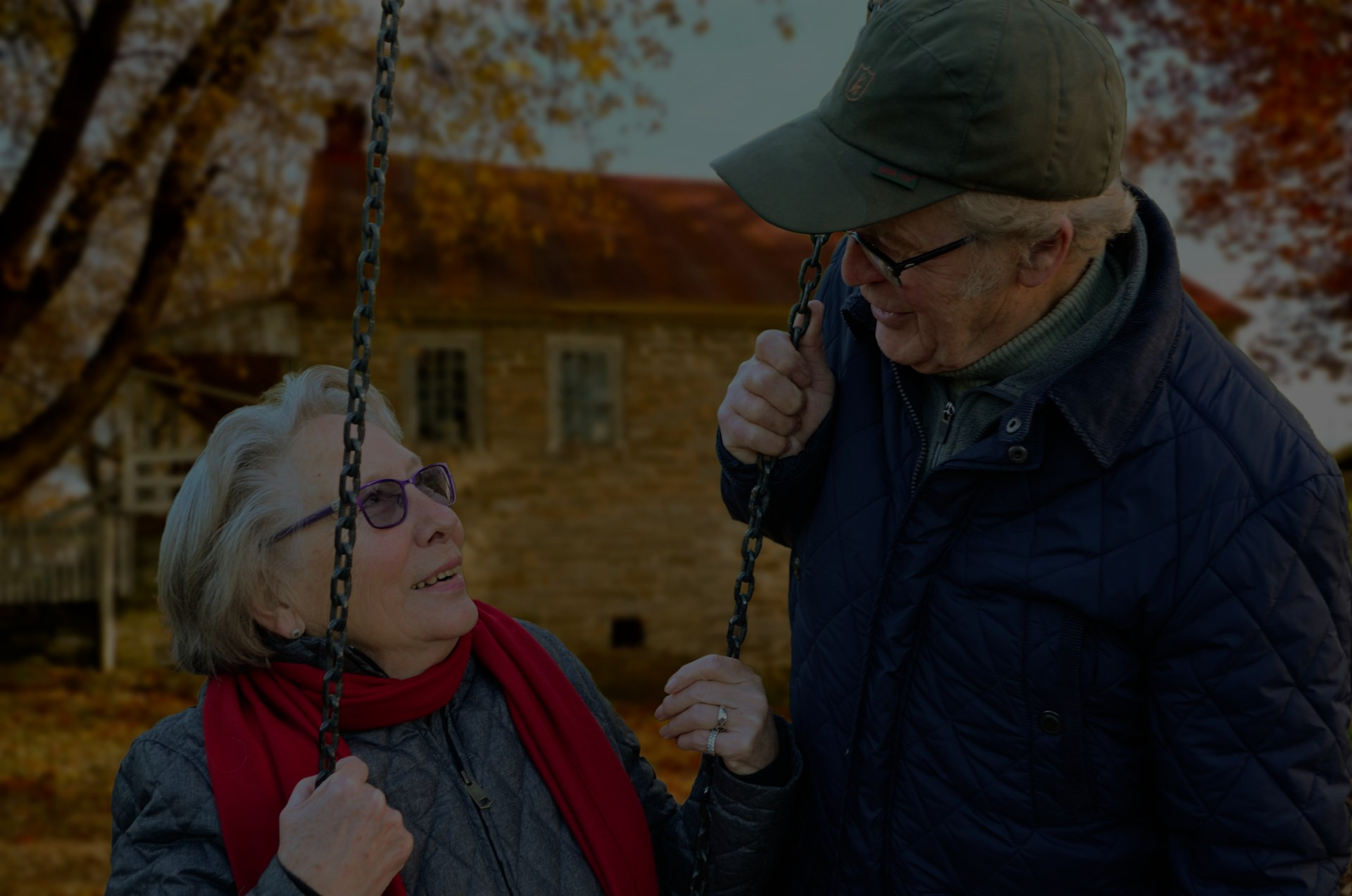 imagen de una pareja de personas mayores mirándose con ternura