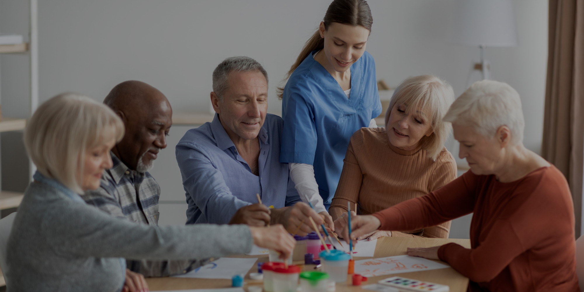 imagen de un grupo de personas mayores realizando una actividad/taller